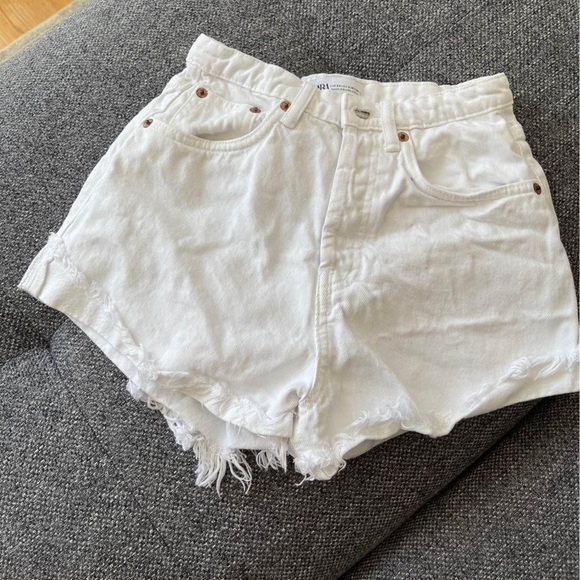 Zara White denim shorts with frayed hem - Picture 2 of 5